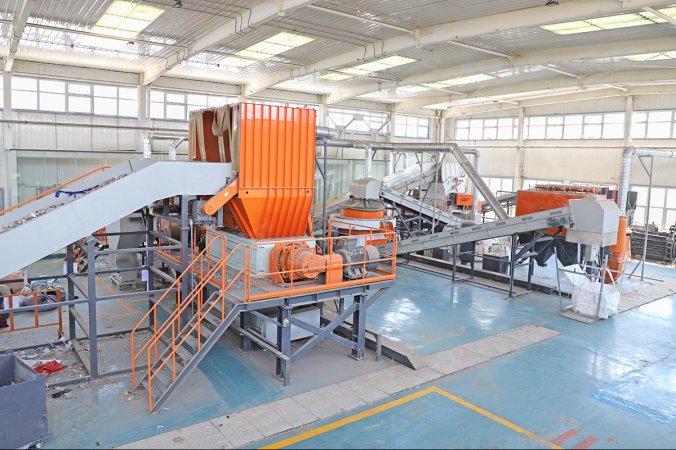 Pabrik penghancur poros ganda diterapkan dalam proyek pembuangan limbah tekstil di Henan, Cina